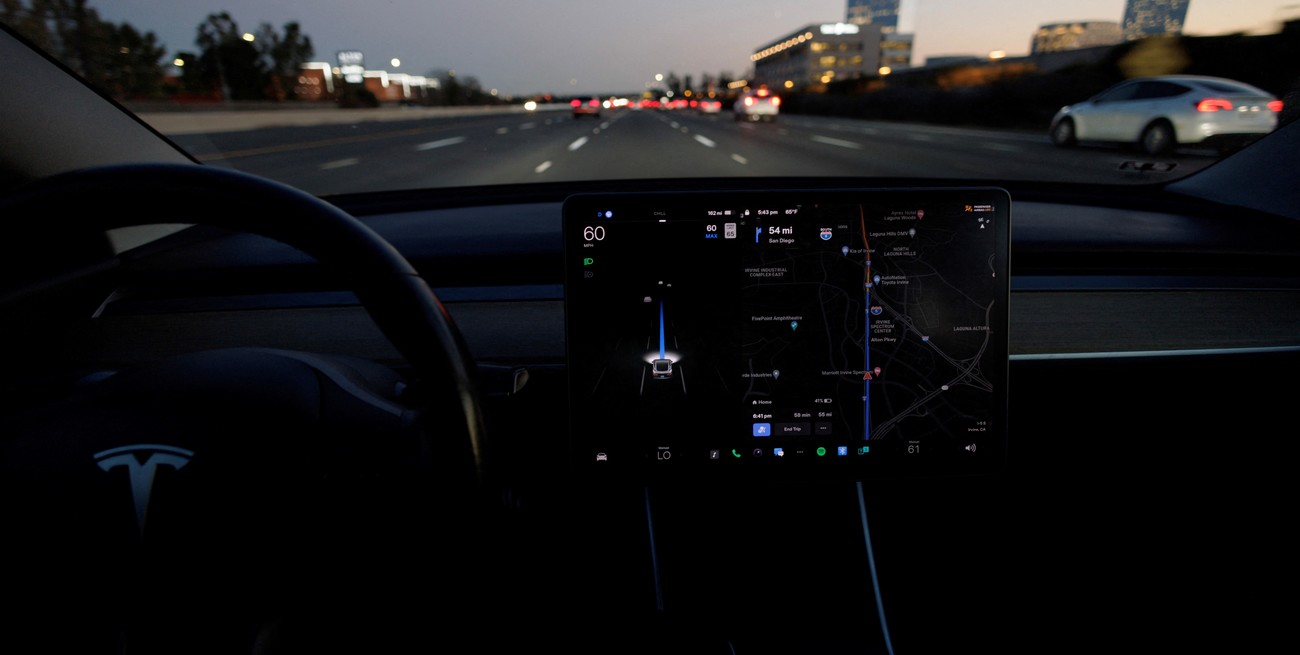 Tesla retiró del mercado más de 360 mil autos por un fallo de seguridad