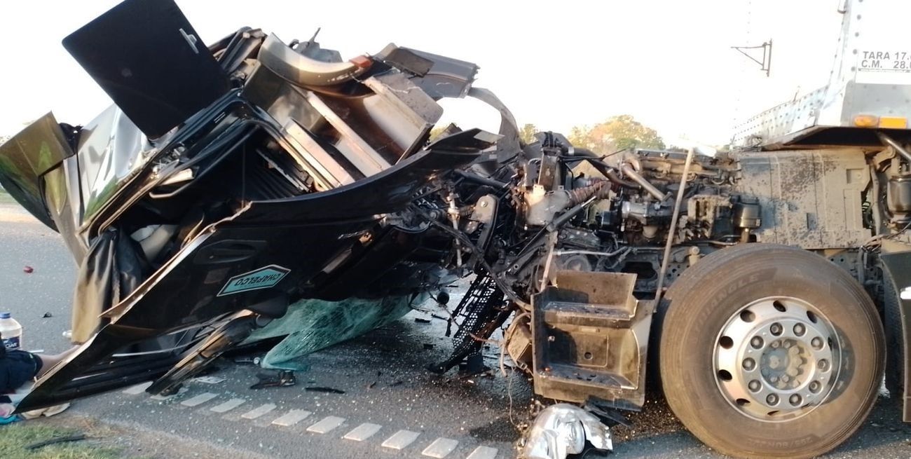 Impresionante choque de camiones en la autopista Rosario-Santa Fe