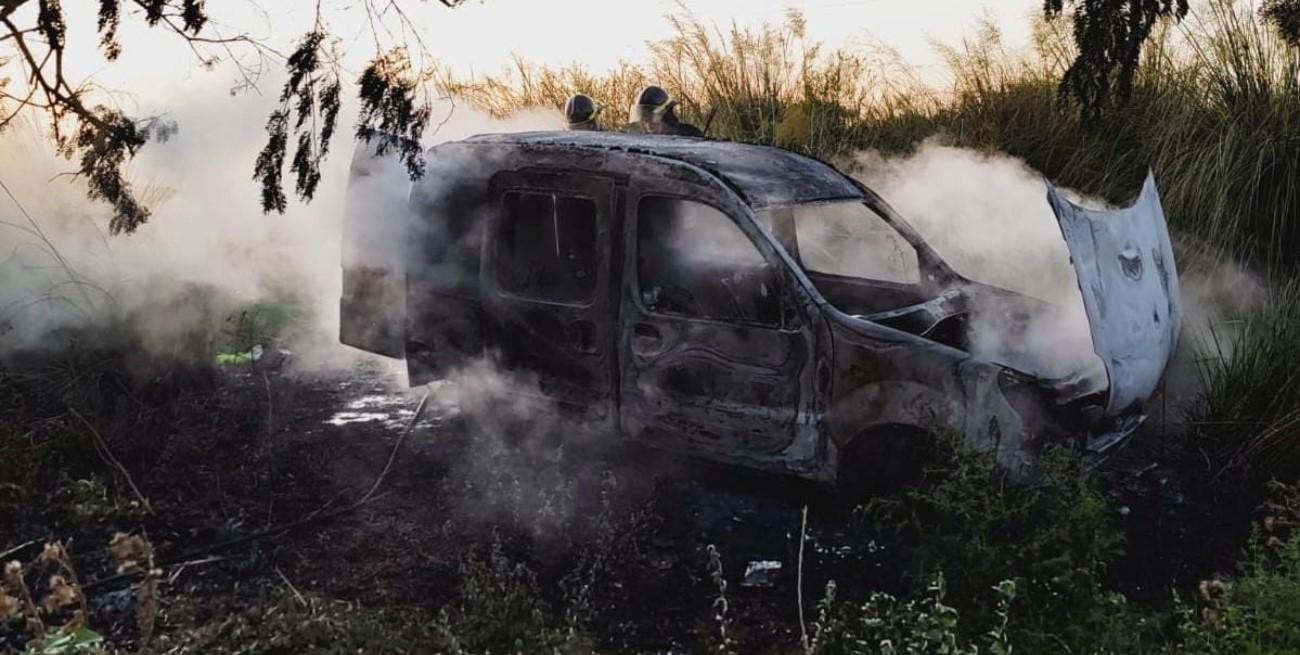 Saquean un taller mecánico en barrio Sargento Cabral, roban un vehículo y después lo incendian