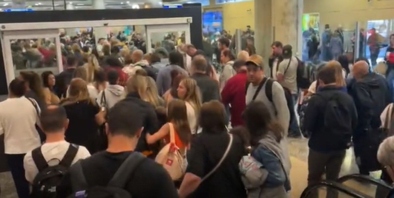 Video: desalojo y suspensión de vuelos en Aeroparque por un hombre que salteó la seguridad