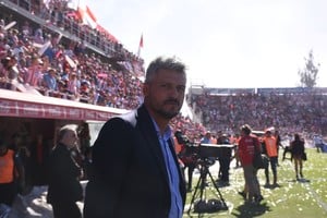 De laboratorio. Munúa se saluda con el autor del gol rojiblanco, que llegó mediante una jugada preparada. Créditos: Manuel Fabatía