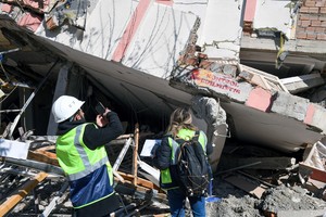 Rescatista inspeccionan  un edificio colapsado producto del terremoto en  Turquía. Crédito: Xinhua.