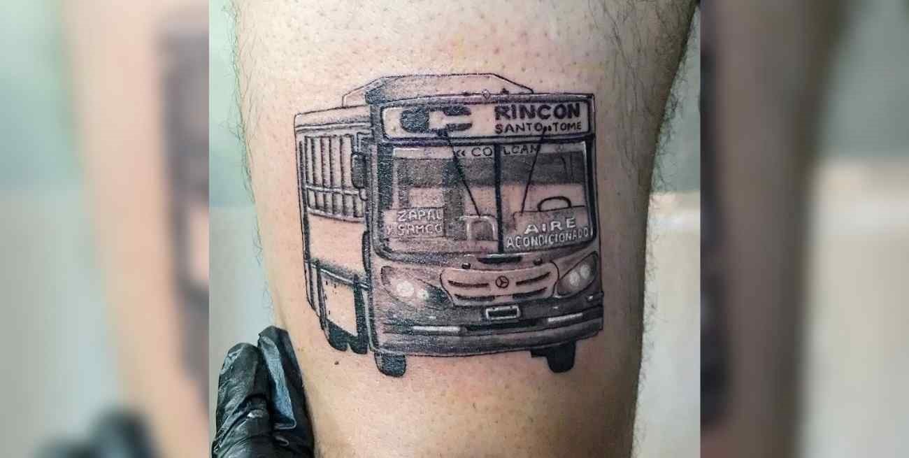 Insólito: un santotomesino se tatuó un colectivo de la línea C Verde y se volvió viral