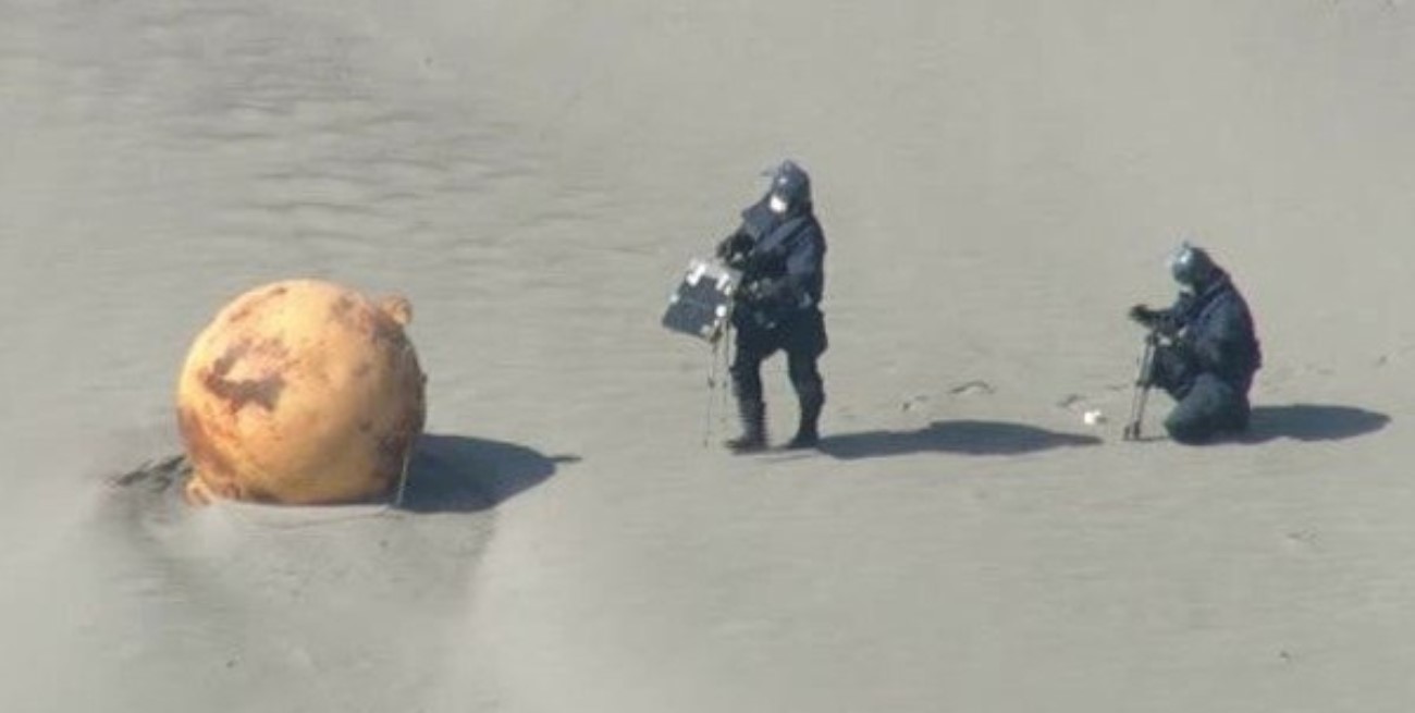 Video: misterio en Japón con una extraña esfera de hierro que apareció en la costa de Shizouka
