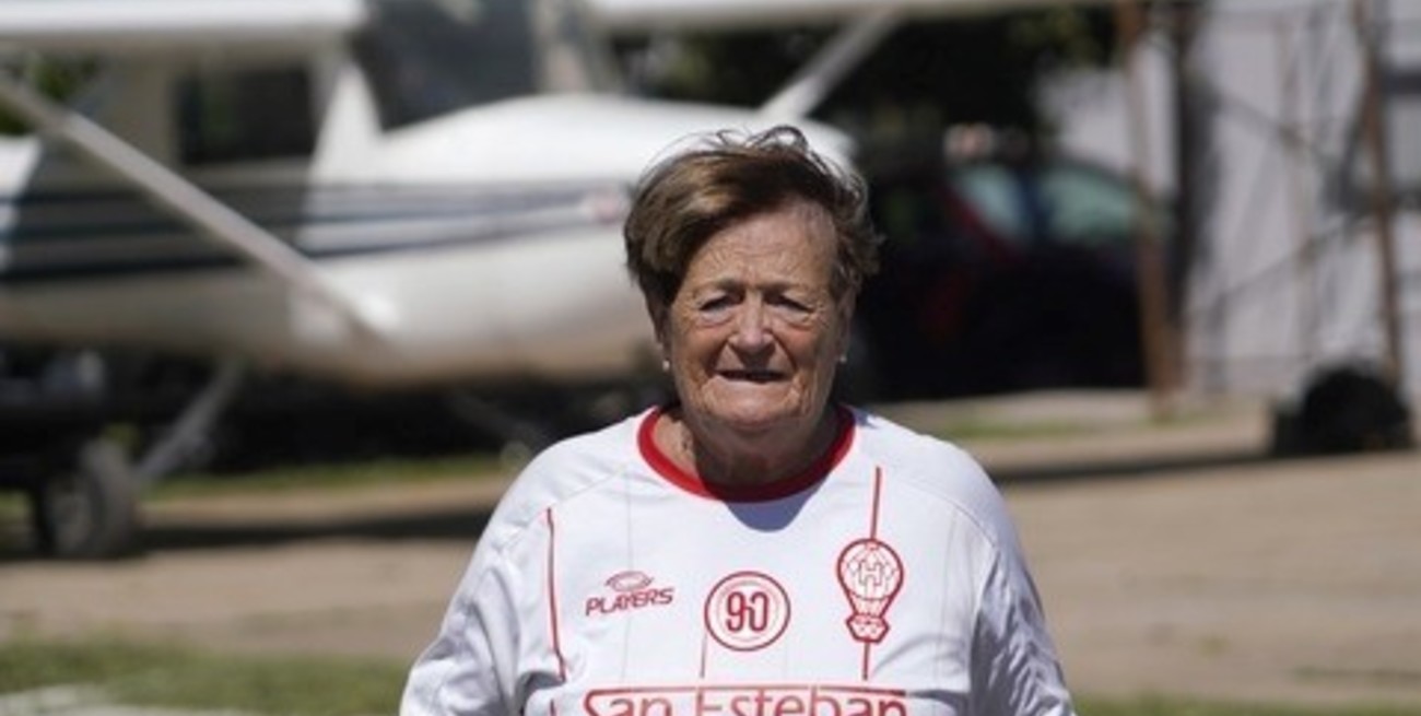 "Vino tinto, comida frita, choripán y bicicleta", el secreto de la abuela paracaidista