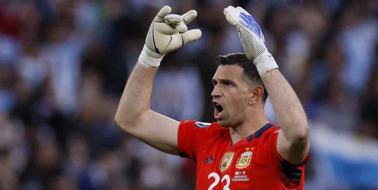 "Dibu" Martínez recibió fuertes críticas por el método que utilizan para adiestrar a su perro guardián 