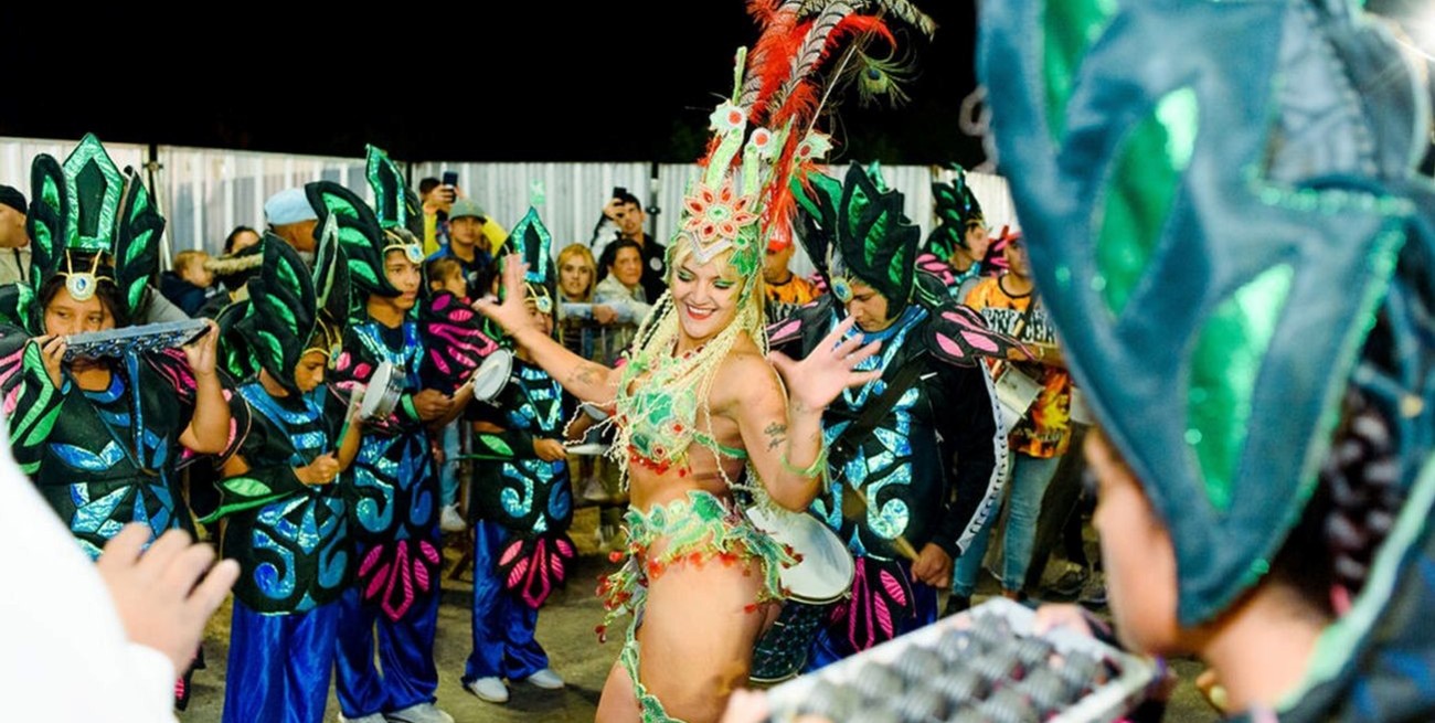 Las comparsas y batucadas sanlorencinas brillaron con un impactante despliegue de ritmo y color