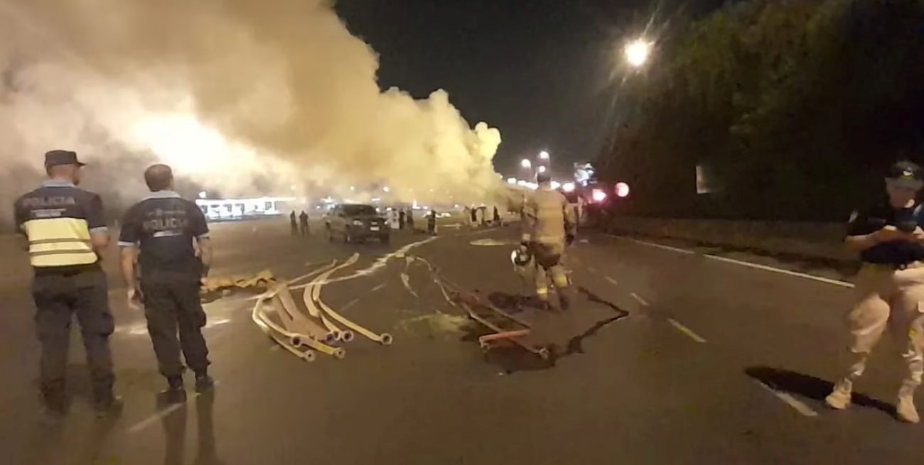 Se incendió un camión que transportaba productos químicos