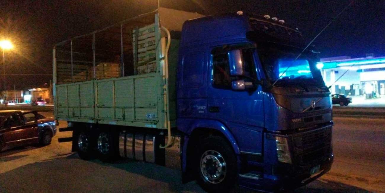 Insólito: camionero alcoholizado quiso coimear a la Policía con 20 mil pesos y un cajón de naranjas