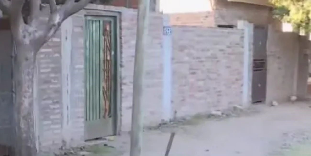 Brutal femicidio: una joven fue asesinada delante de su hijo y buscan a su pareja