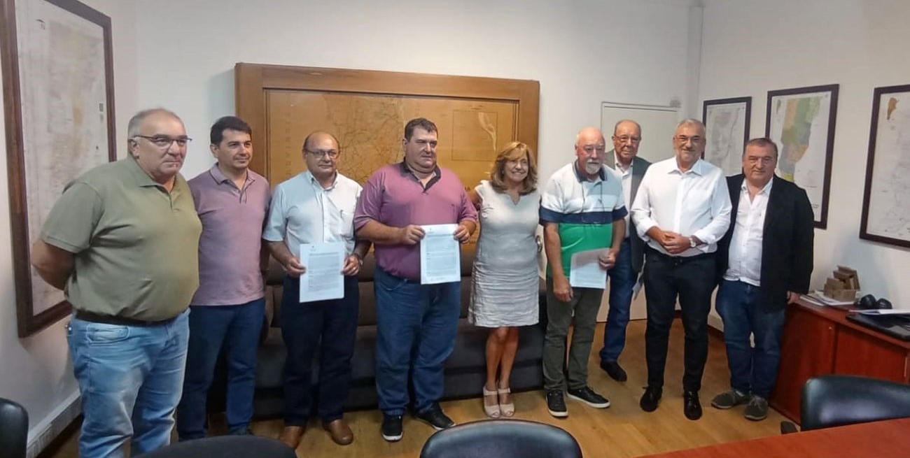 Calvo participó de la firma de convenios para obras hídricas en el departamento Castellanos