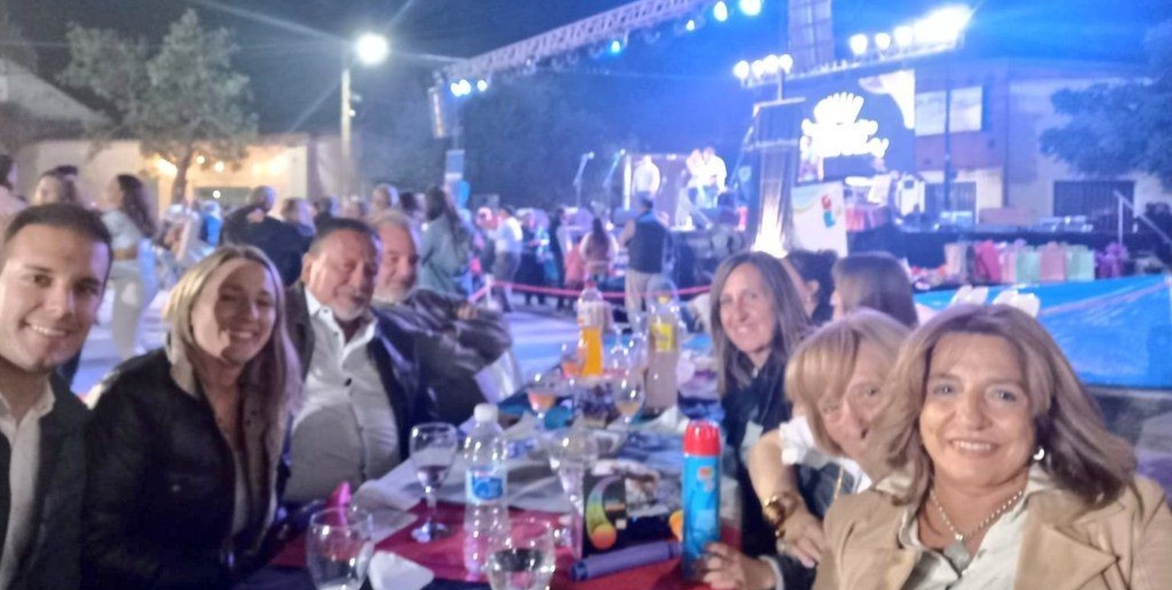 Todos alrededor del choripán