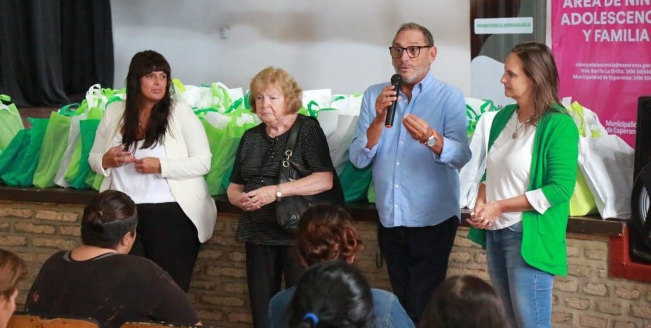 El programa Inclusión Educativa entrego 400 kit escolares a niños de Esperanza