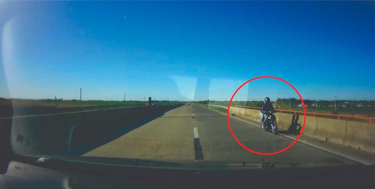 Una moto en contramano por la circunvalación de Santa Fe a metros de un radar móvil