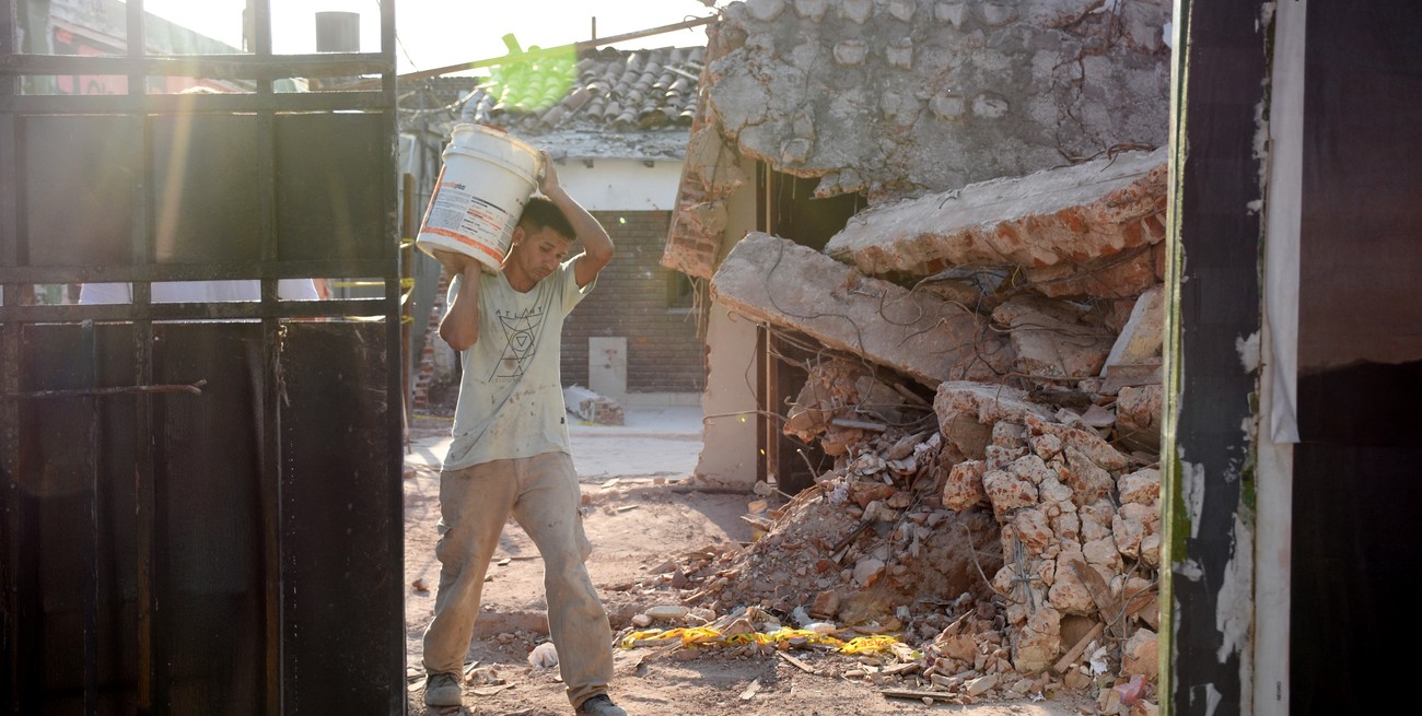 Explosión en Santa Fe: el matrimonio sigue internado y se aconseja demoler una casa aledaña