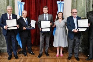 Se les hicieron entrega de placas de reconocimiento a Sergio Massa, Julián Domínguez, Eduardo Camaño y Leopoldo Moreau.