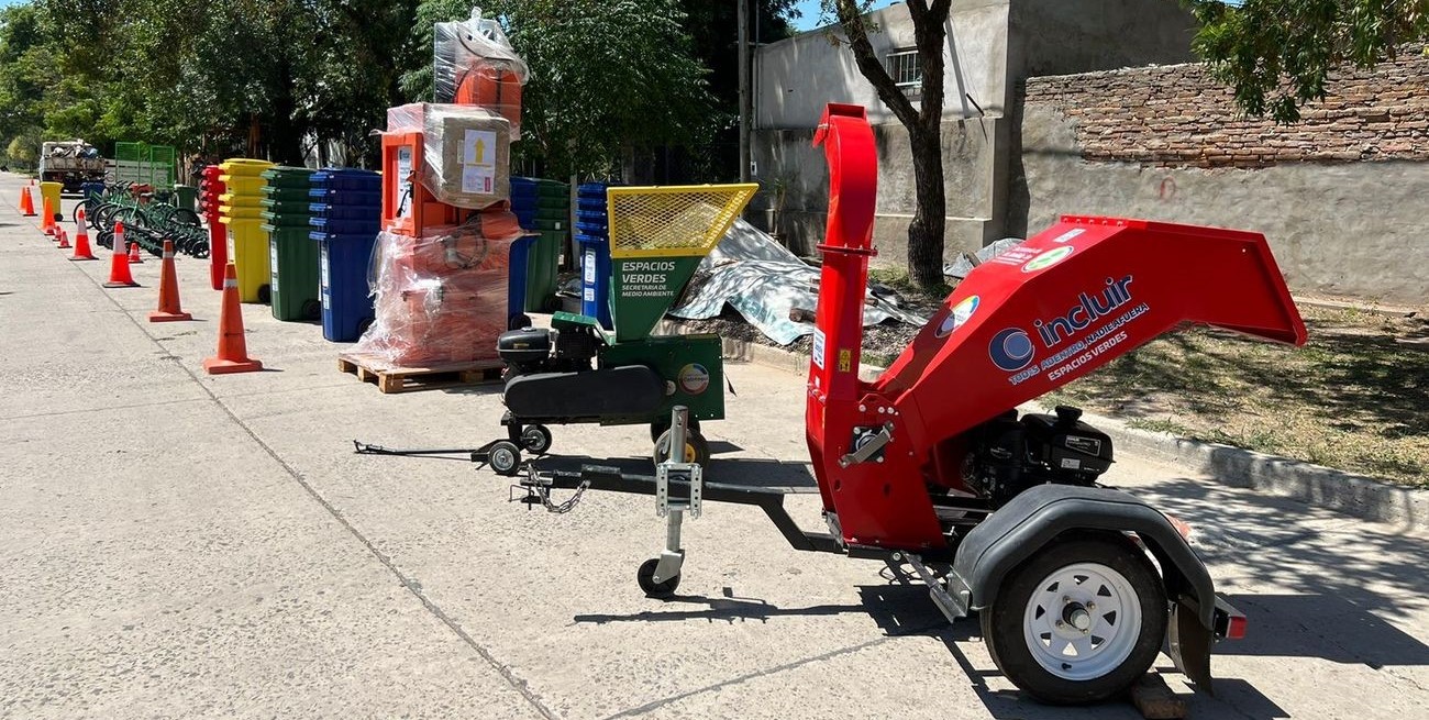 Gonnet recorrió las ciudades de Vera y Calchaquí donde hizo entrega de equipos