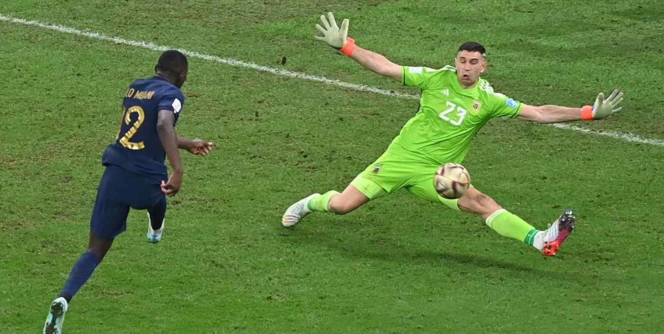 "Dibu" Martínez sobre su atajada a Kolo Muani: "Que en una final del Mundo te salgan las cosas es hermoso"