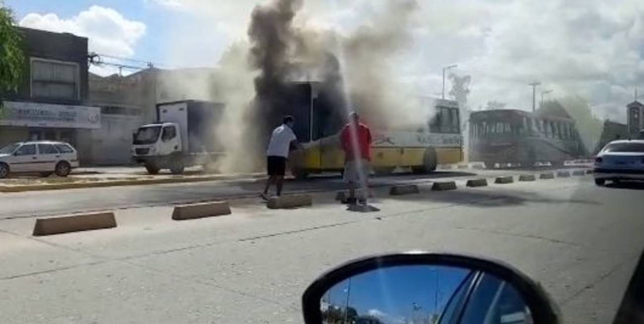Video: se incendió un colectivo de la línea 5 de la ciudad de Santa Fe