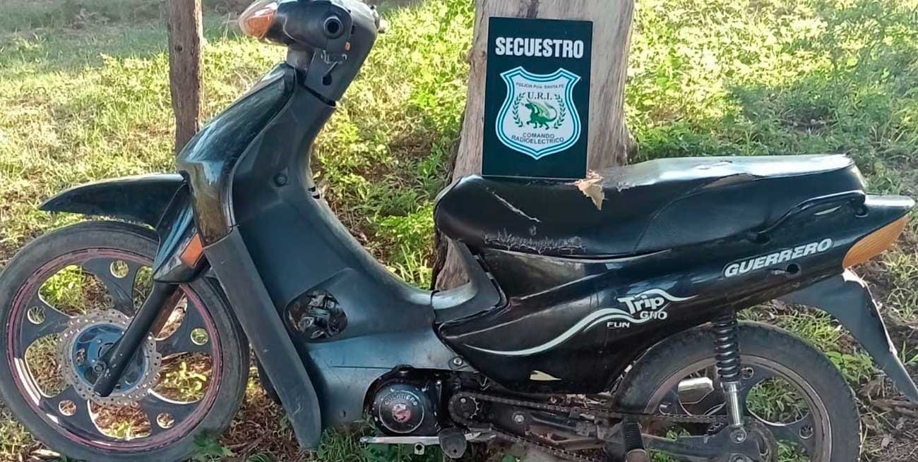 Delincuentes armados robaron una moto y después la tiraron en una cava