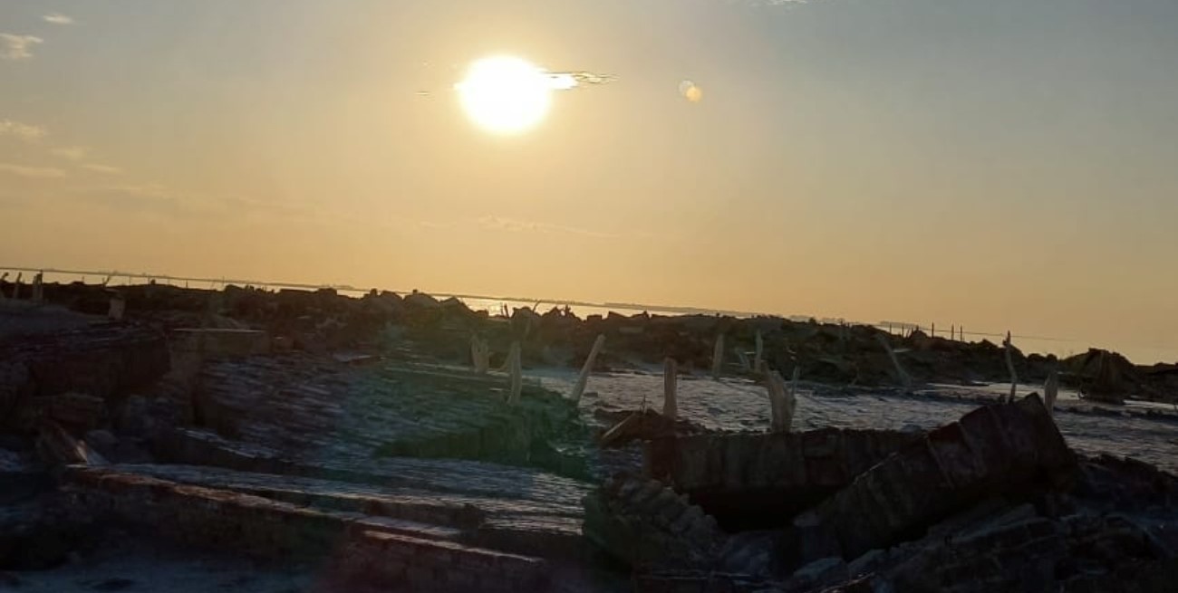 El viejo Miramar: la bajante que dejó al descubierto la ciudad arrasada y la polémica nazi con el hotel Viena