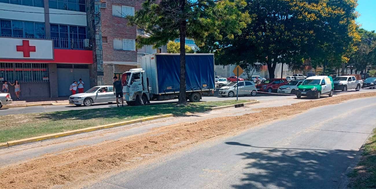 Caos vehicular en Av. 27 de febrero y Cruz Roja Argentina por cebada en el pavimento