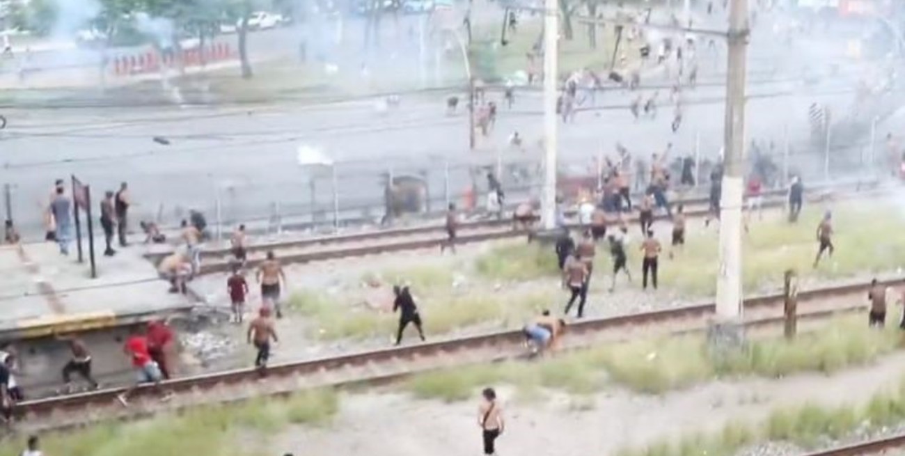 Un muerto tras una batalla campal entre hinchas de Flamengo y Vasco da Gama en Brasil