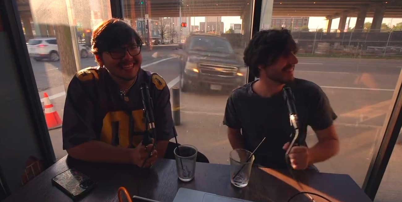 Grababan un podcast en un bar y un auto se estrelló contra el vidrio