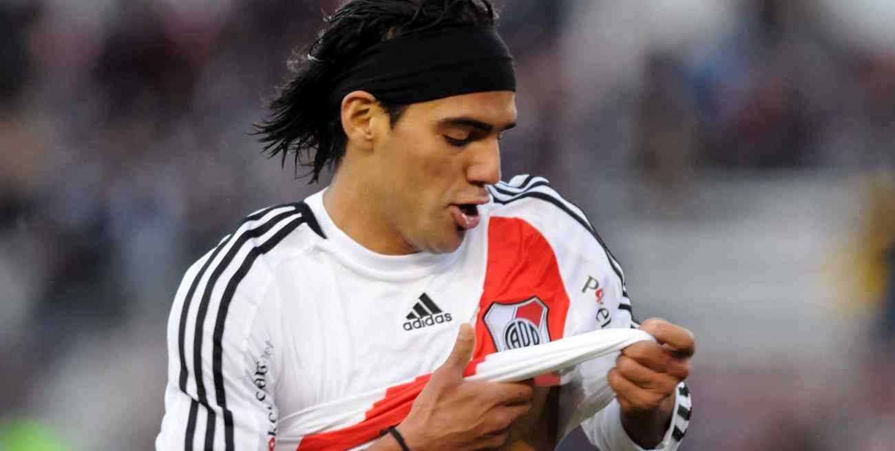 Radamel Falcao tuvo un duro cruce con un hincha de River en Twitter