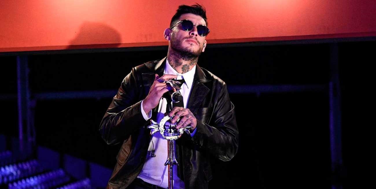 Insólito: tiraron del escenario a Ulises Bueno y le robaron pertenencias