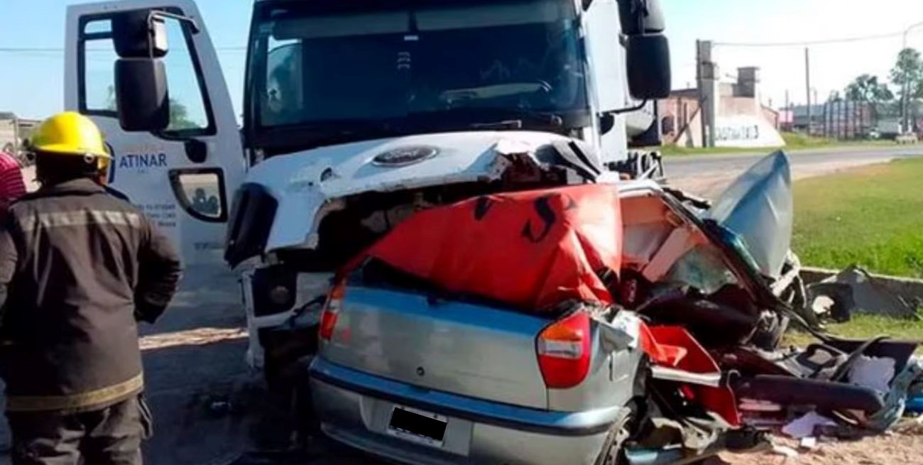Un camión chocó de frente contra un auto: murió una familia