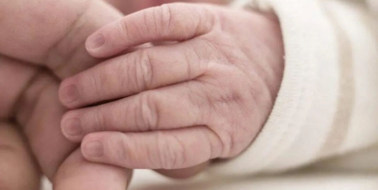 Un joven encontró a una recién nacida abandonada en la vereda