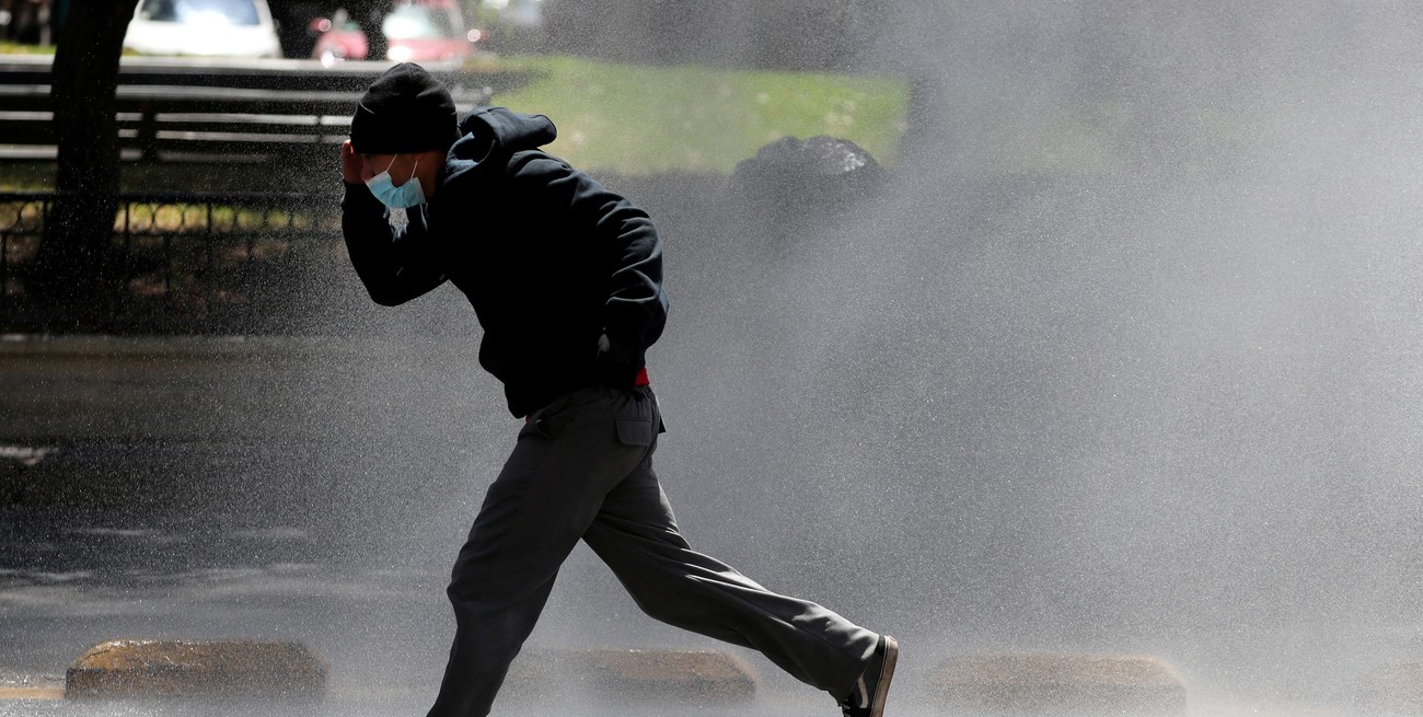 Video: estudiantes y carabineros se enfrentaron en una protesta en Chile 