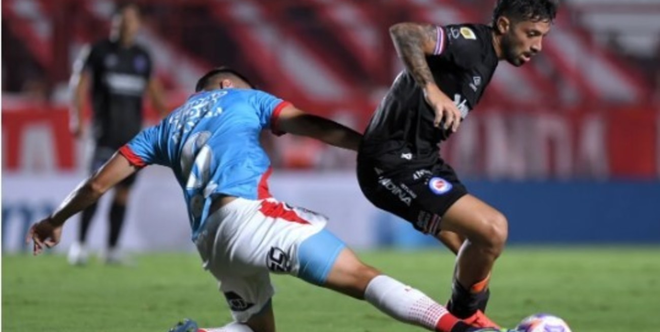 Argentinos Juniors salvó el invicto como local ante Arsenal