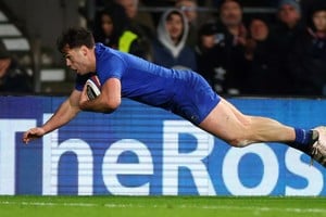 Damian Penaud "vuela" para anotar su segundo try. Fue la goleada más abultada que recibió Inglaterra en su historia. Crédito: Reuters.