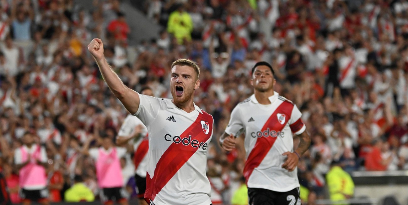 River goleó a Godoy Cruz y es el único escolta