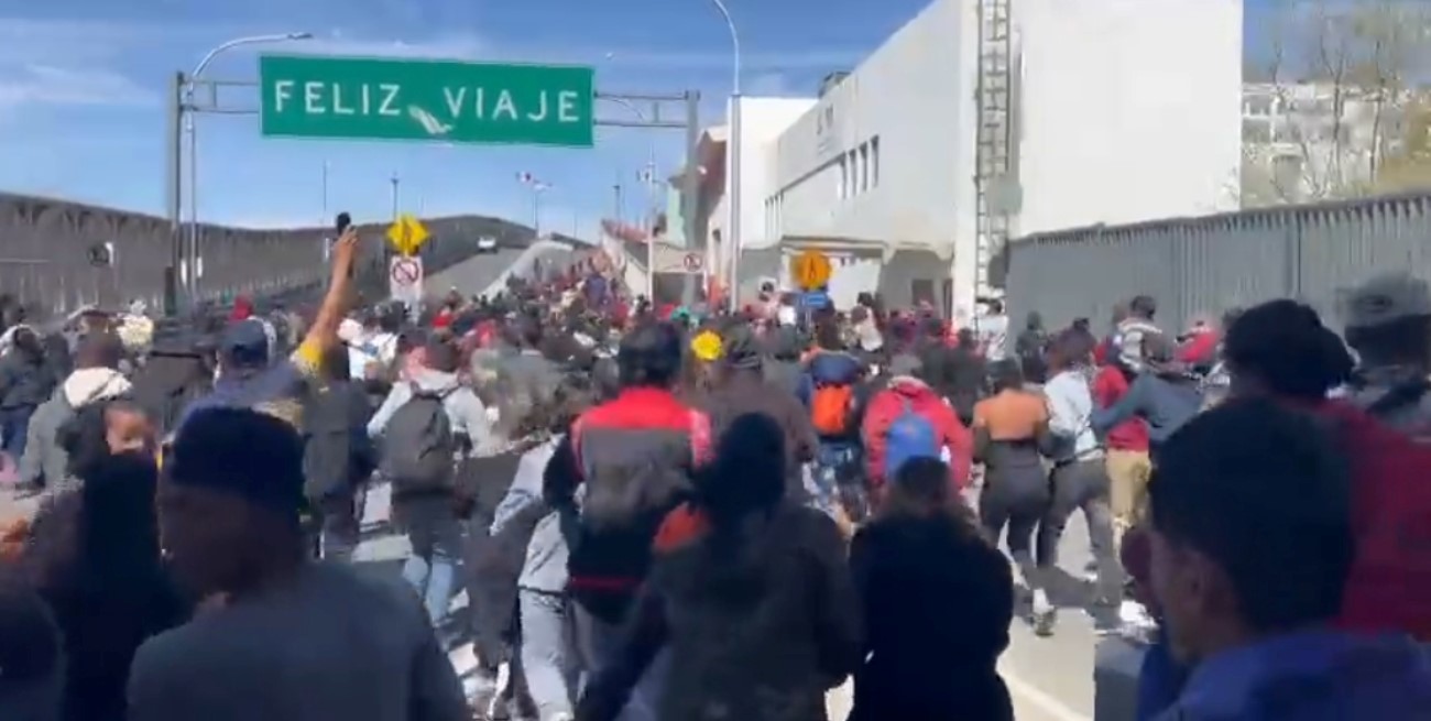 Video: una marea de 1.000 migrantes latinoamericanos intentó cruzar a EE.UU. por El Paso