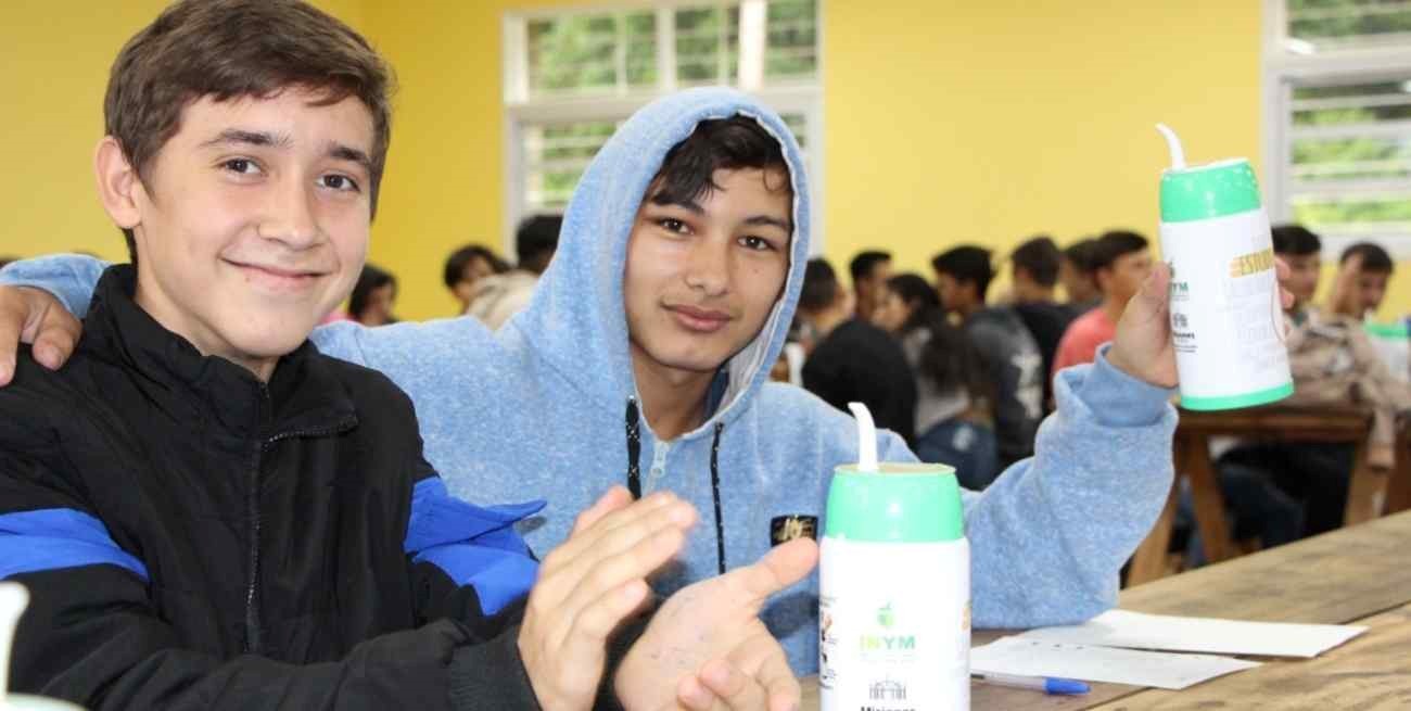 Proponen que los chicos puedan tomar mates en todas las escuelas del país para fomentar el valor sociocultural