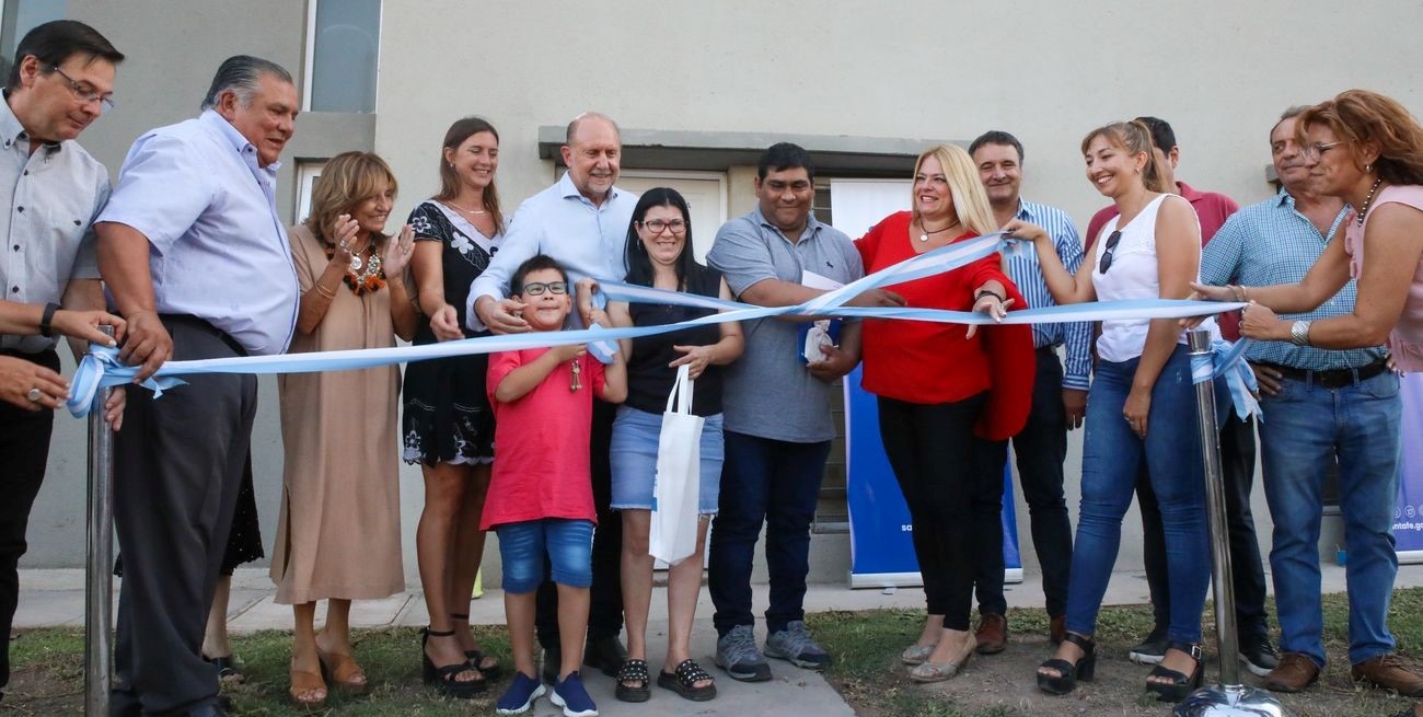 Perotti inauguró 20 viviendas en Ceres