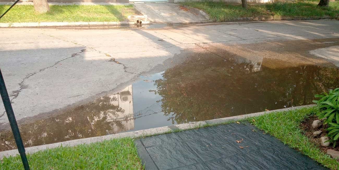 Un hundimiento en María Selva forma una laguna cada vez que llueve
