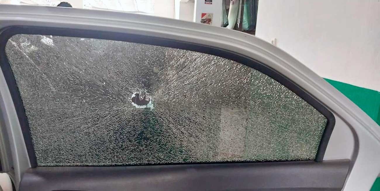 Un piedrazo en el ingreso a la ciudad por autopista casi provoca una tragedia