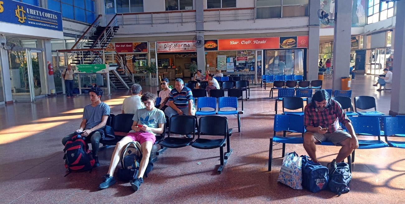 Paro de colectivos: la odisea de los que se enteraron al llegar a la terminal