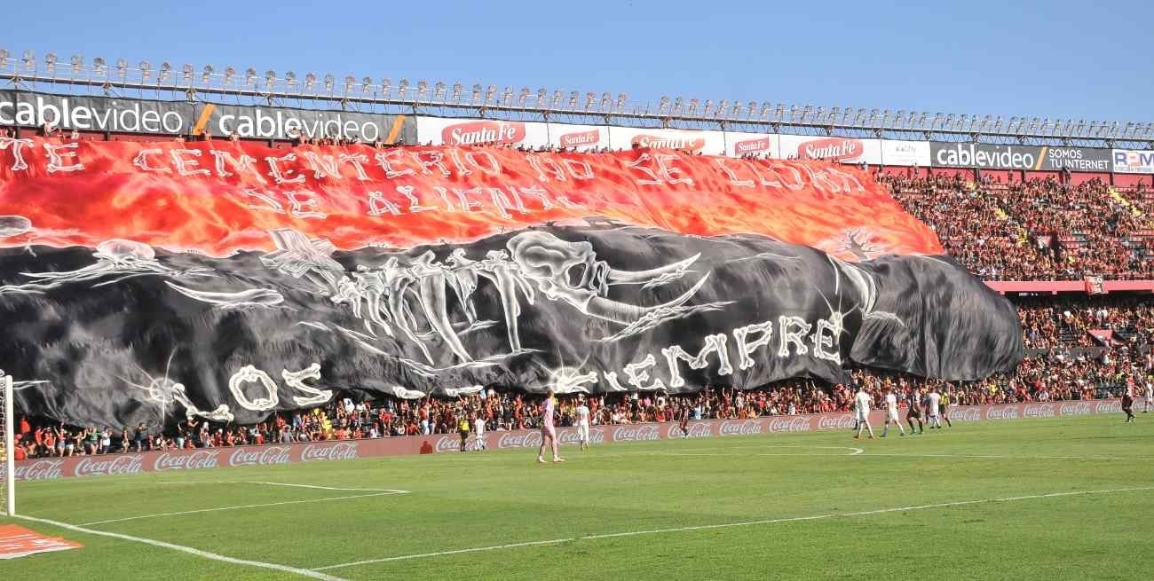 El Cementerio de los Elefantes “alienta” en un trapo: los secretos de la bandera gigante de Colón