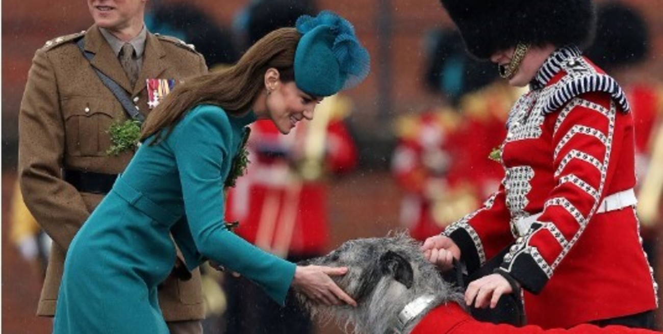 La princesa de Gales debutó como Coronel del Regimiento en el desfile de San Patricio