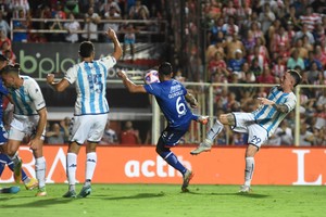 Yeison Gordillo le da de aire y empata el partido ante Racing. El volante colombiano le ha rendido a Munúa. Foto: Pablo Aguirre.