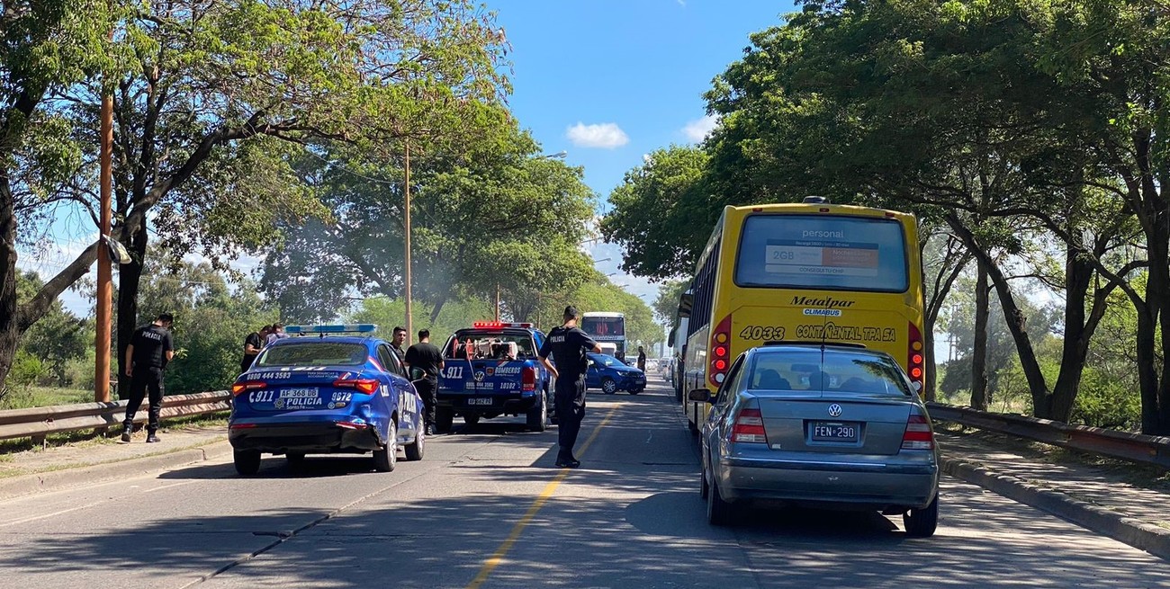 Una moto se prendió fuego en el Puente Carretero y ocasionó problemas en el tránsito