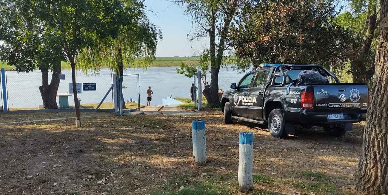 Buscan a un muchacho que cayó al río Coronda tras el derrumbe de una barranca