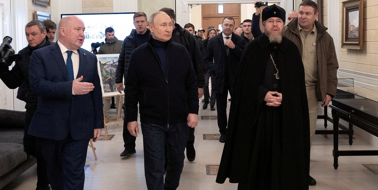 Tras el pedido de detención, Putin visitó la ciudad ocupada de Mariupol en Ucrania