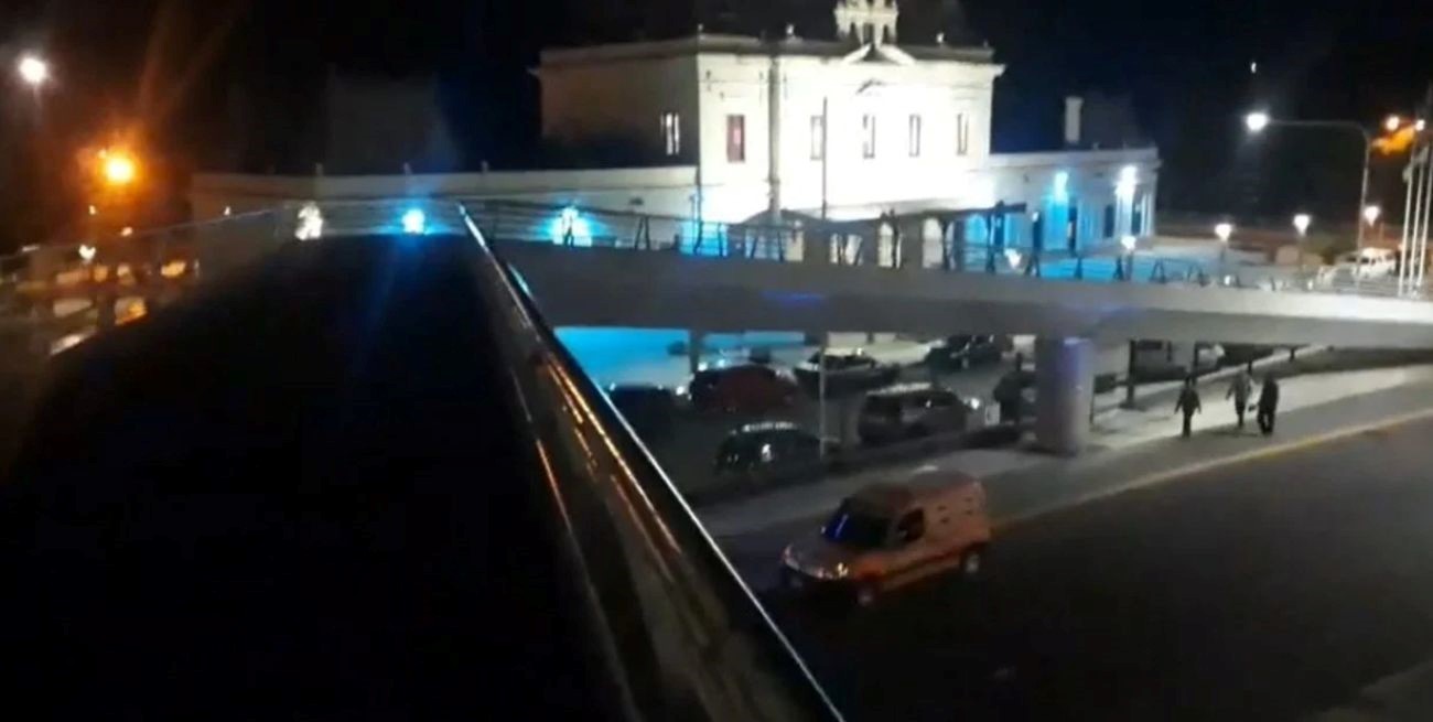 En San Luis un joven intentó quitarse la vida arrojándose de un puente peatonal