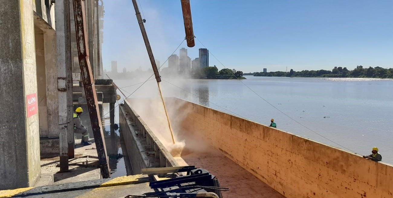 Primer embarque desde el Puerto santafesino con intervención de la oficina de Migraciones